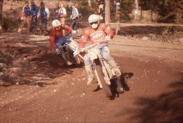 Vladimir Kavinov edellä ja Gennady Moiseev perässä. Hyvinkään MM-motocross 1978
